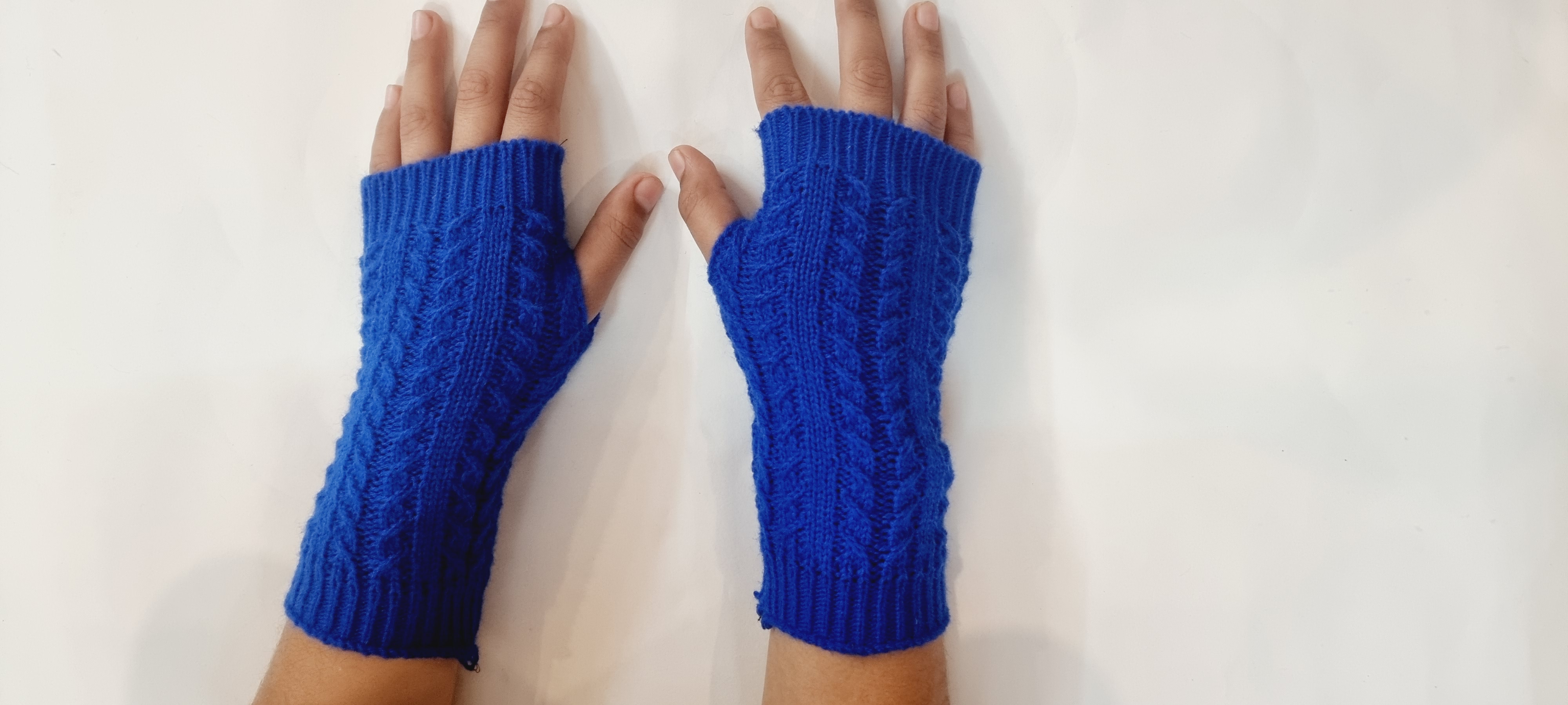 KNITTED GLOVES