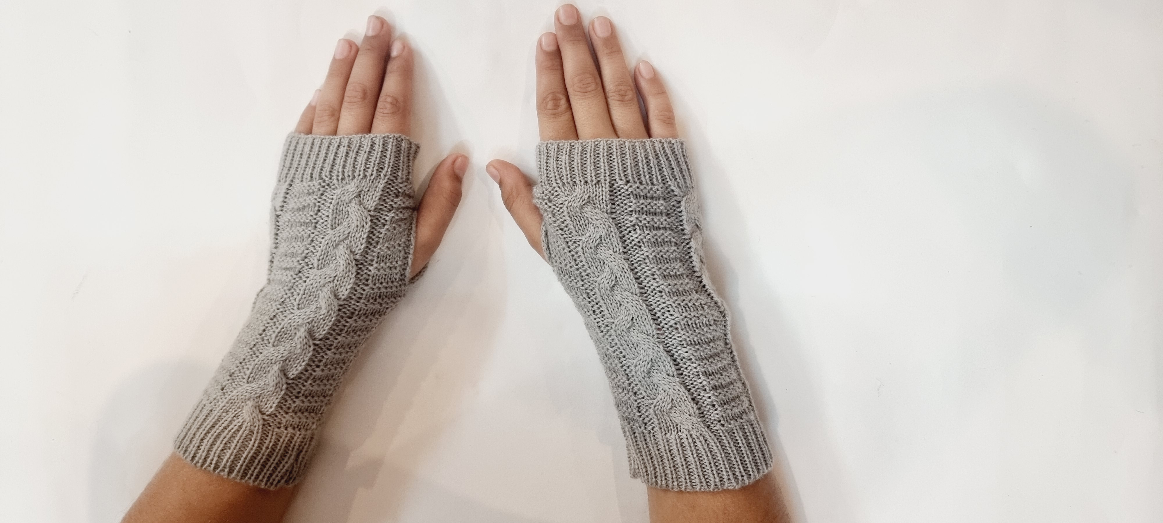 KNITTED GLOVES