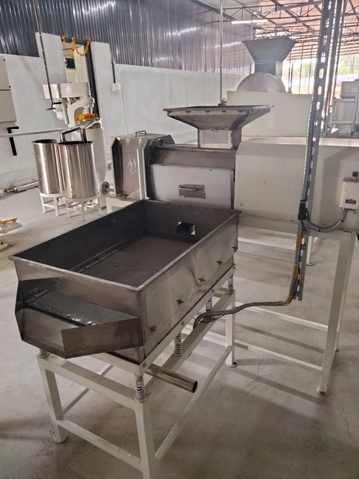 Mariya Coconut Milk Extractor Machine with Vibro Seiver